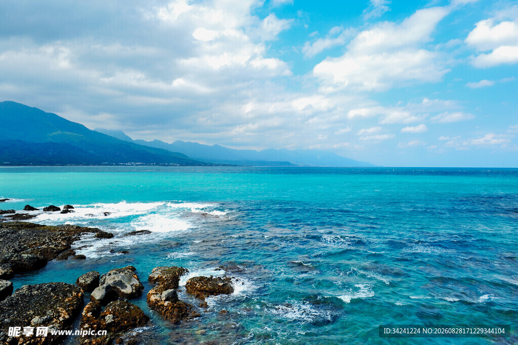 碧海蓝天旁的礁石海岸