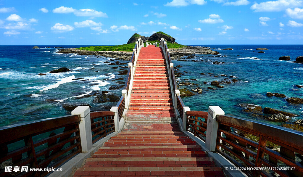 海边木栈道通向碧海蓝天