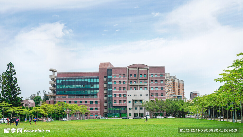 校园宏伟建筑与翠绿草坪