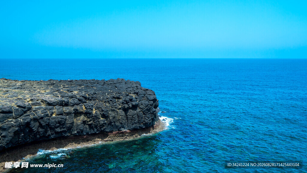 海边礁石蔚蓝大海景致