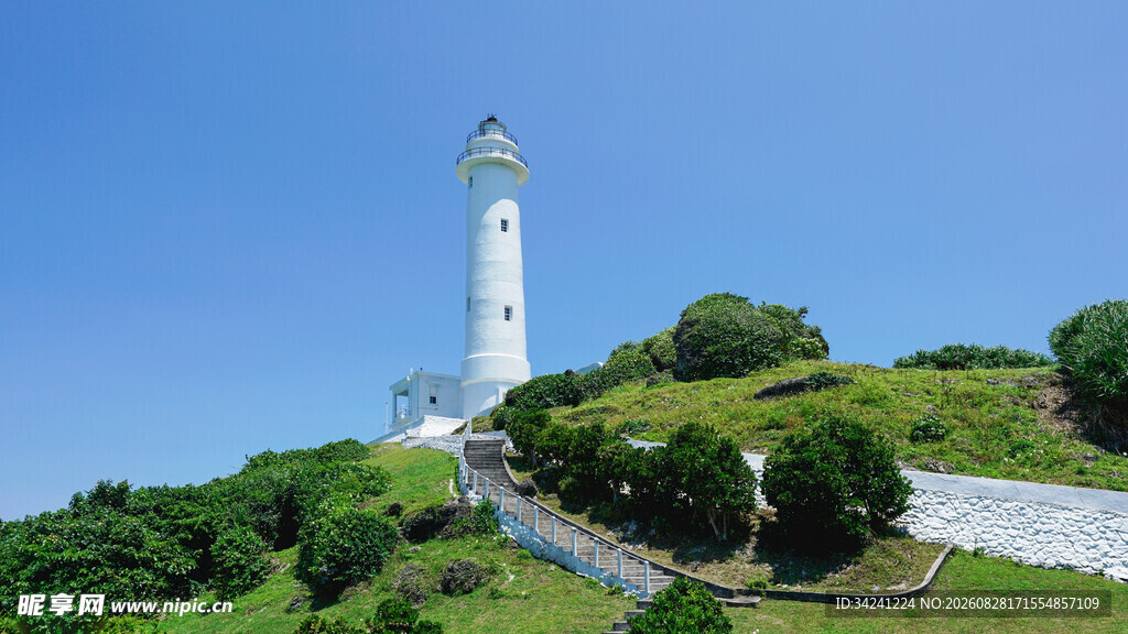 山顶灯塔绿意环绕美景