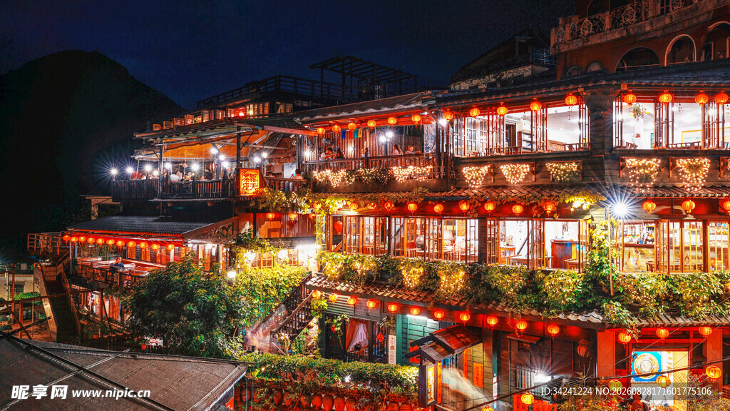 山城夜景中的璀璨吊脚楼