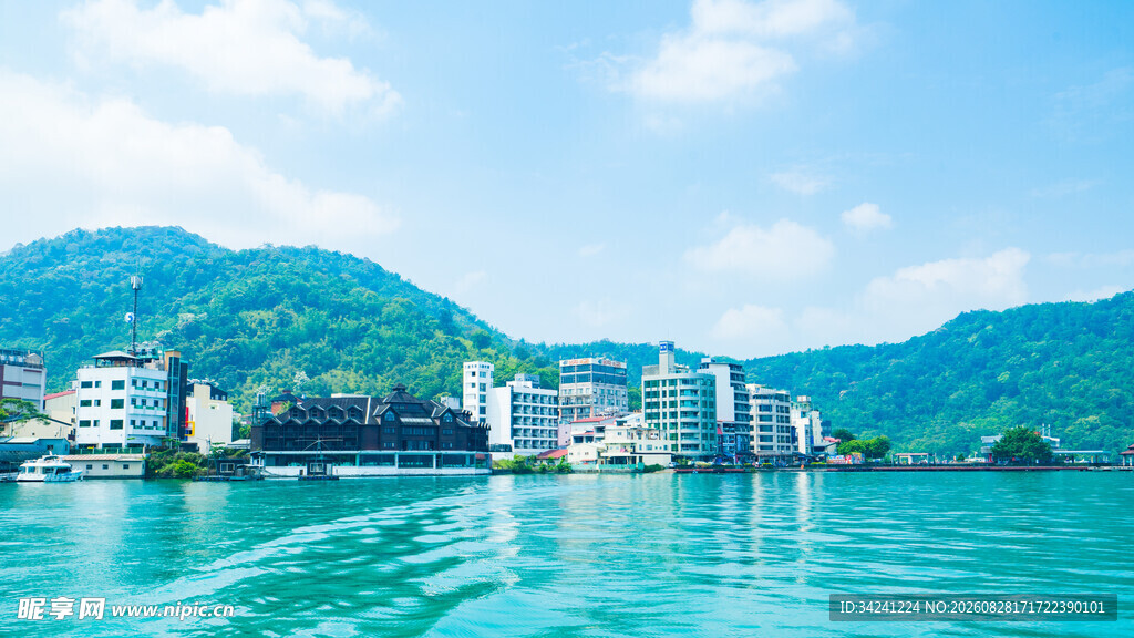 湖光山色中的城市景致