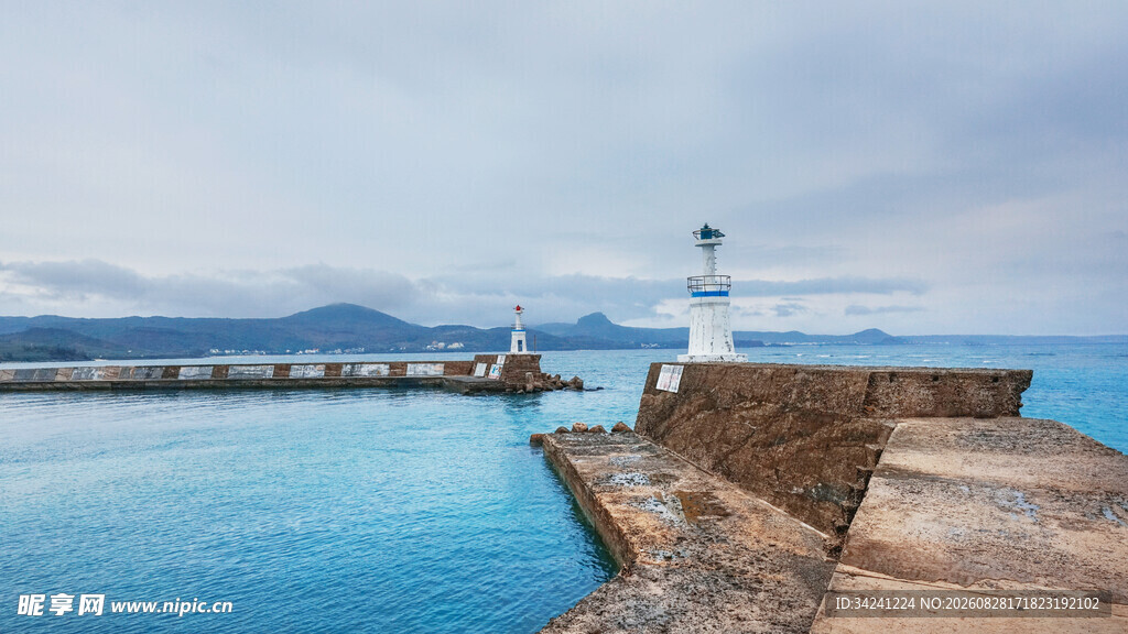海边灯塔下的宁静水域