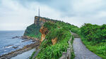 海岸边蜿蜒小路与葱郁景致