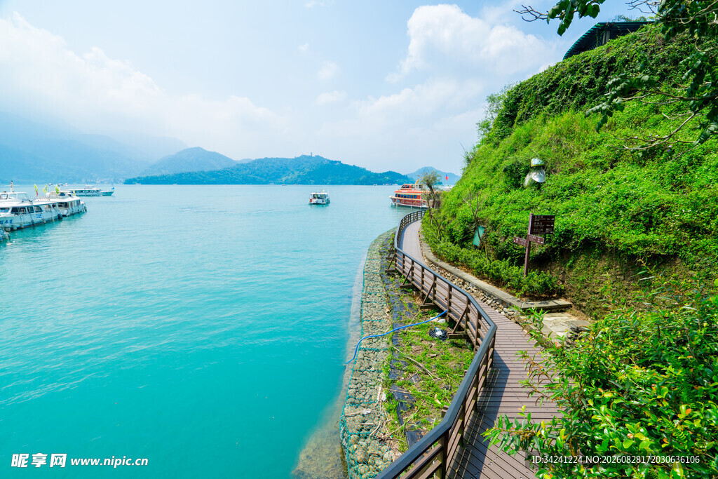 海边翠绿栈道与碧蓝海水