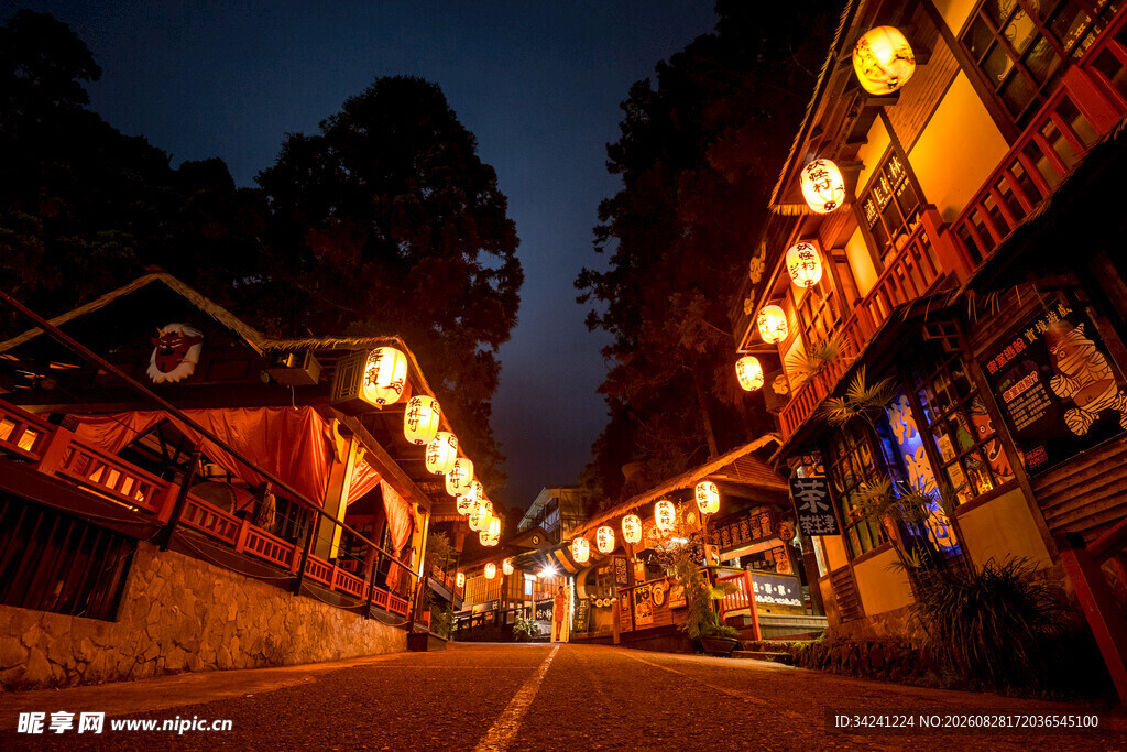 夜晚古街灯笼璀璨美景