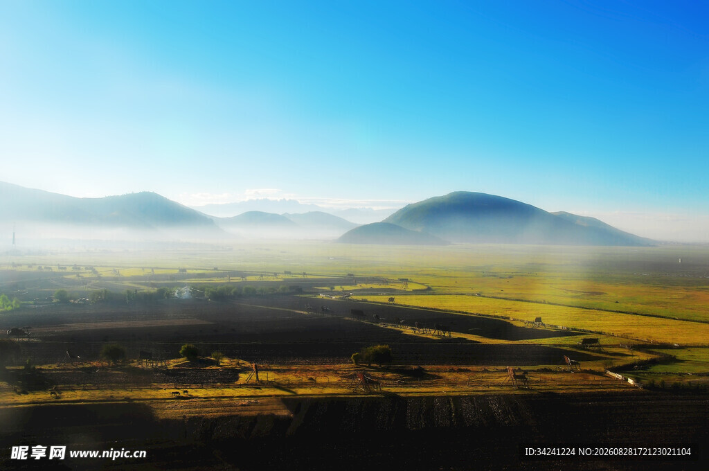 晨雾中的山川田野美景