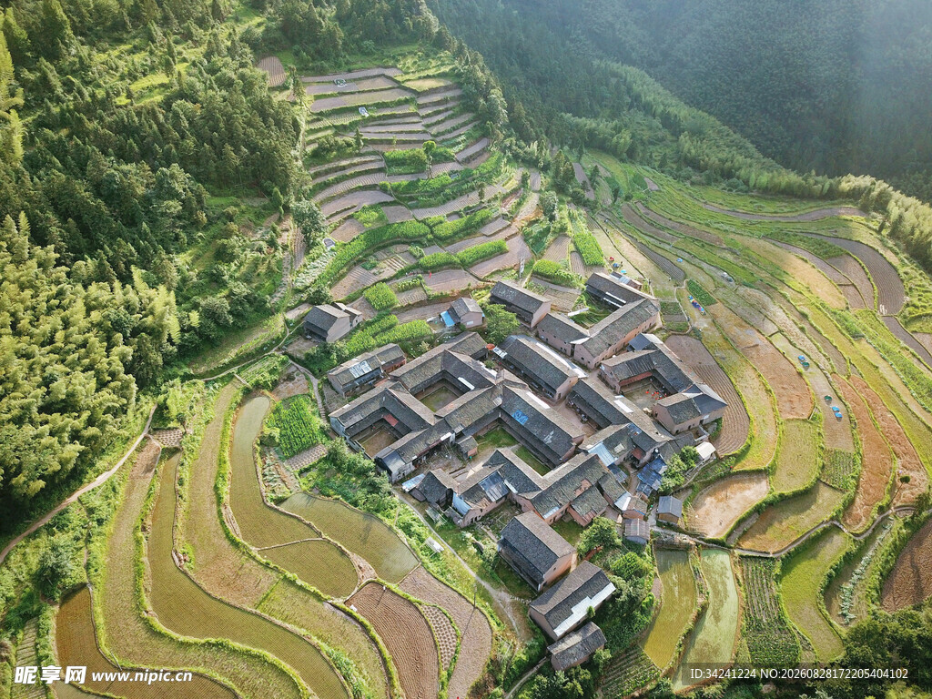 航拍山间梯田与村落美景