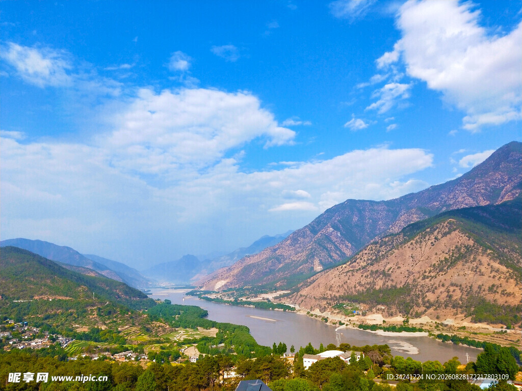 壮丽山河间的河流风光