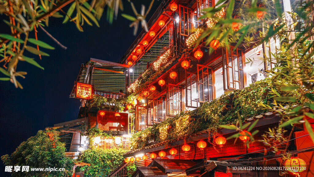 古楼夜景挂满红灯笼