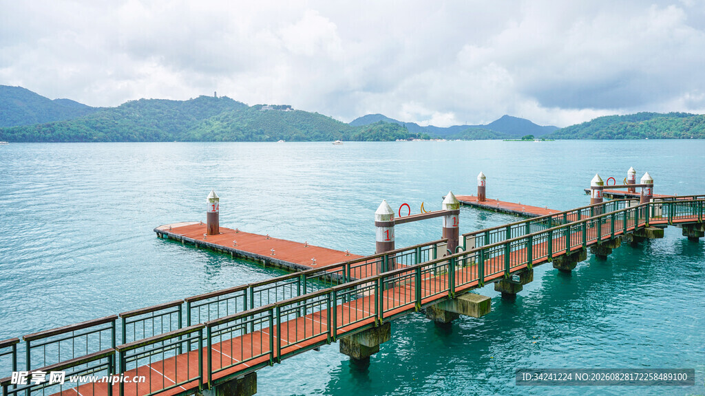 海上长桥伸入碧蓝海水