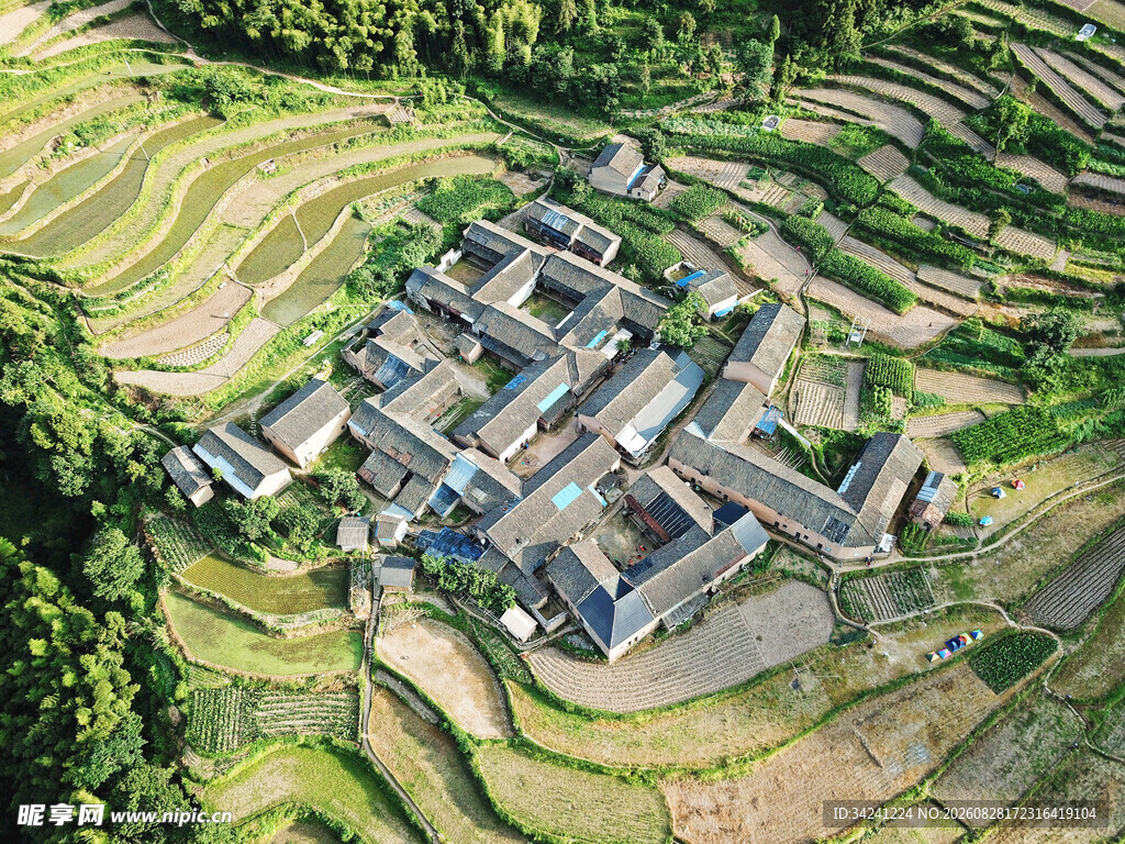 航拍山间古村落与梯田