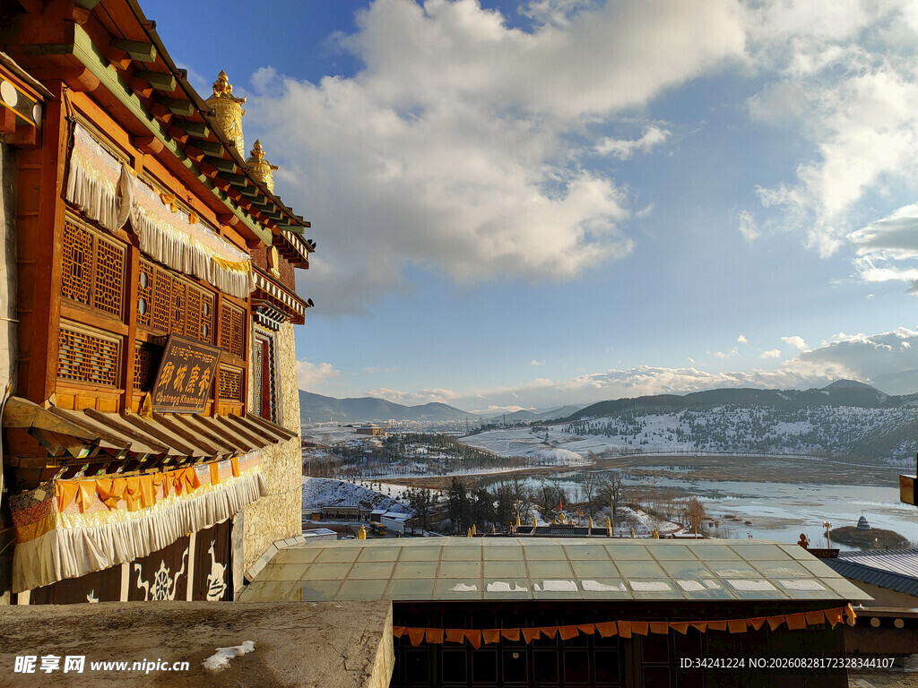 藏式建筑远眺壮丽风景