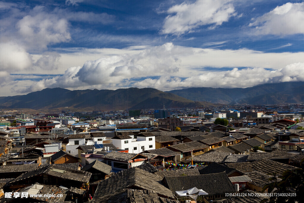 俯瞰古朴小镇与远处山峦
