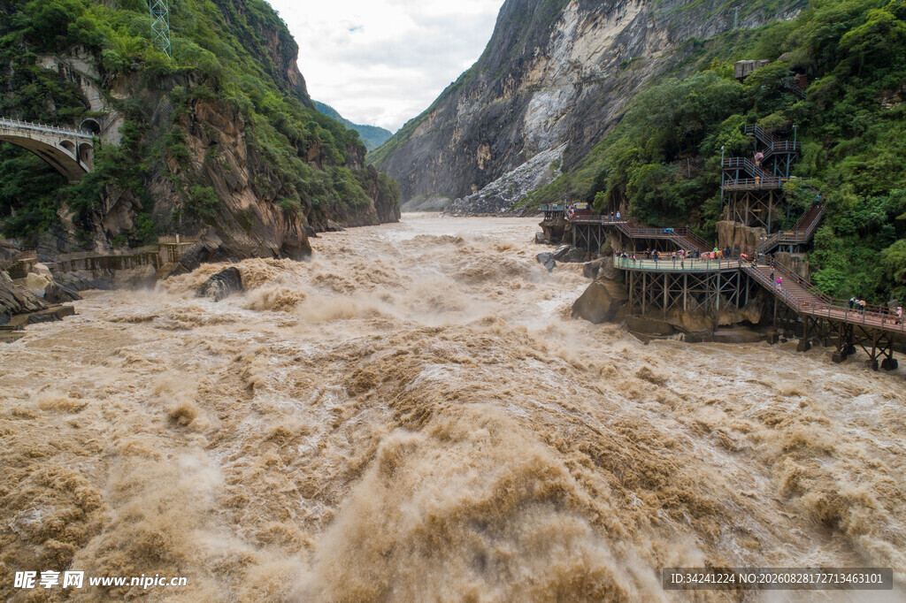 虎跳峡湍急汹涌的江水