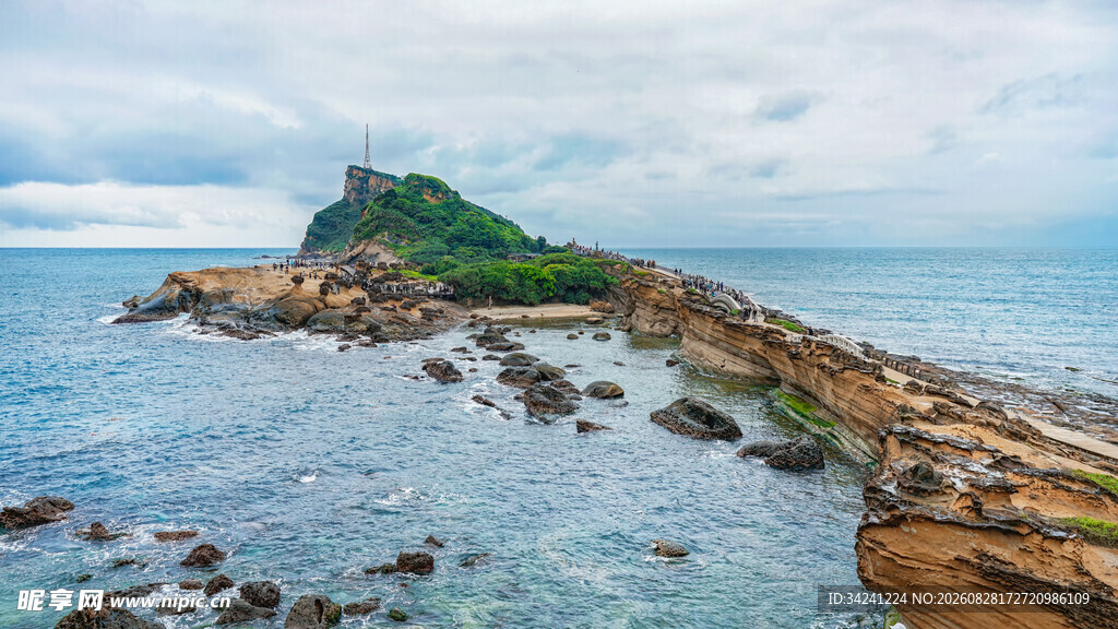海上嶙峋礁石