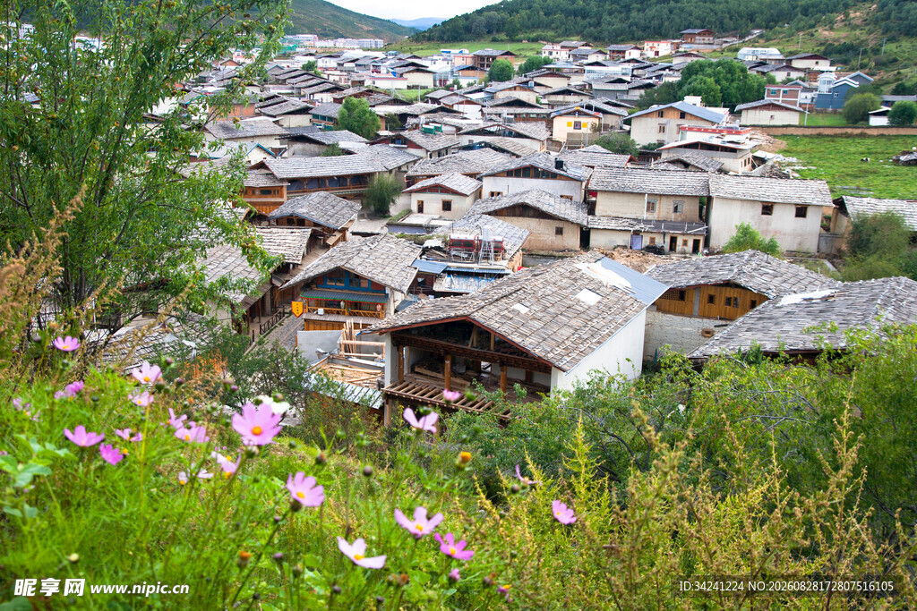 山村美景繁花簇拥的村落
