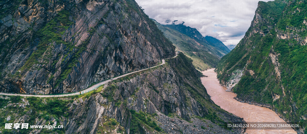 壮丽山间公路与蜿蜒河流
