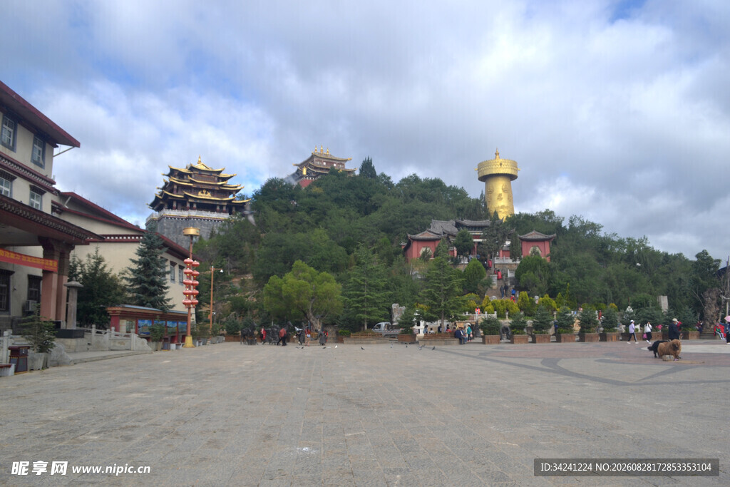 古建广场与远处金塔景观