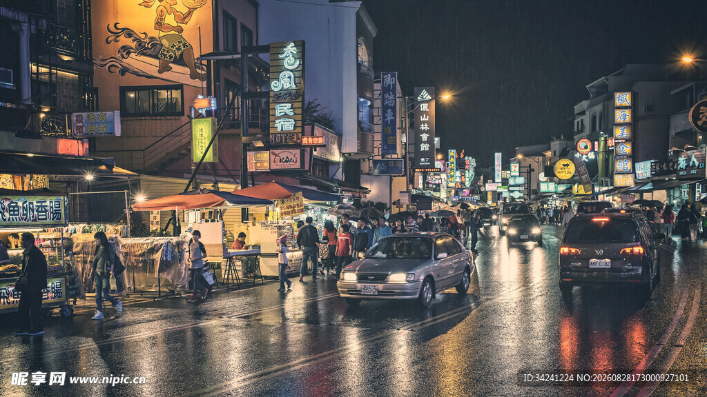 城市雨夜街头车水马龙
