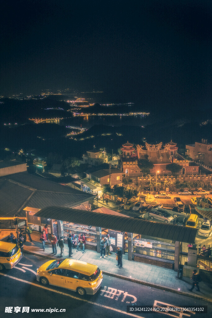 夜晚机场繁忙景象