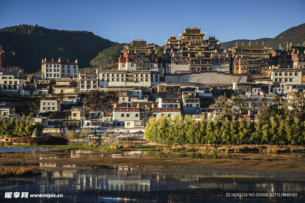 河畔山城美景