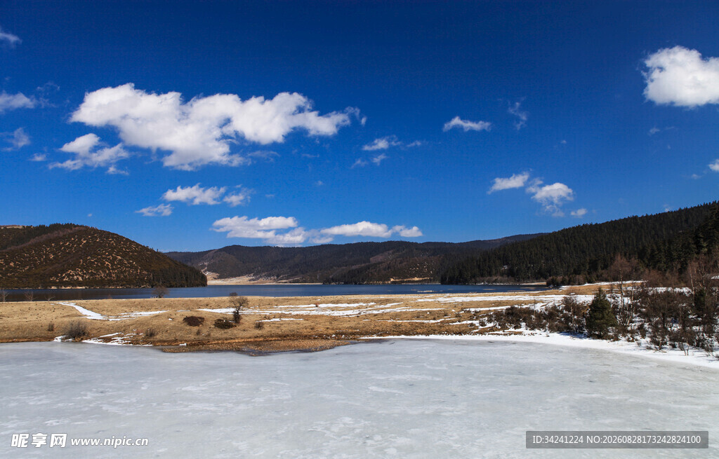 蓝天雪地间的开阔美景
