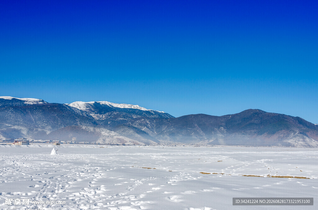 广阔盐湖与远处雪山美景
