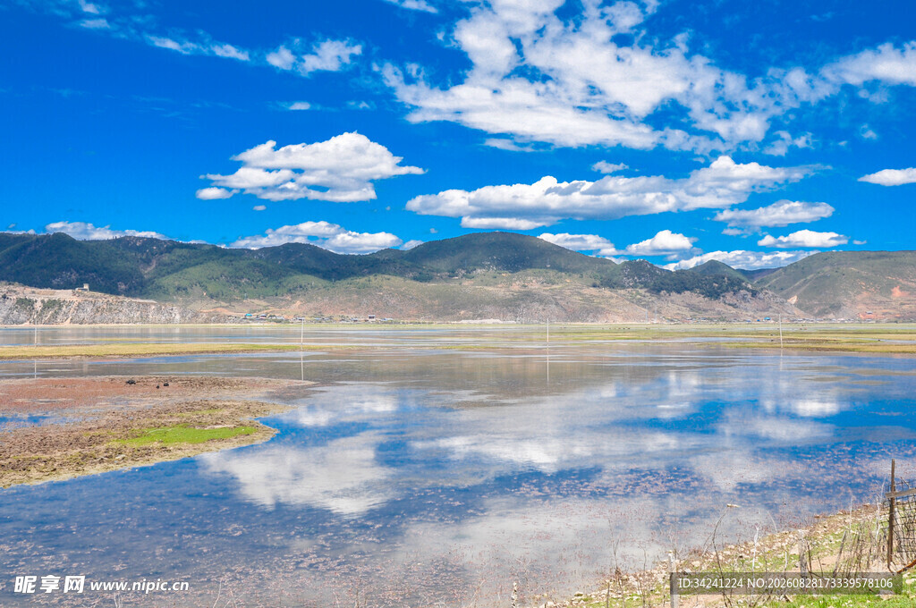 蓝天碧水间的美丽湖景