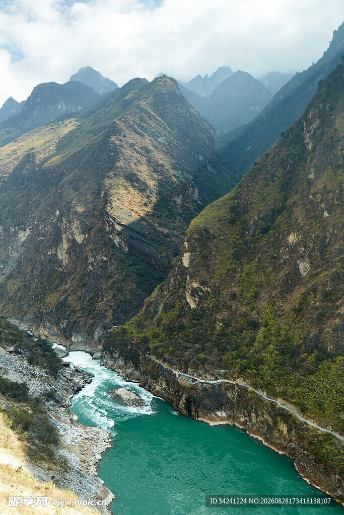 壮丽峡谷中的碧绿河流