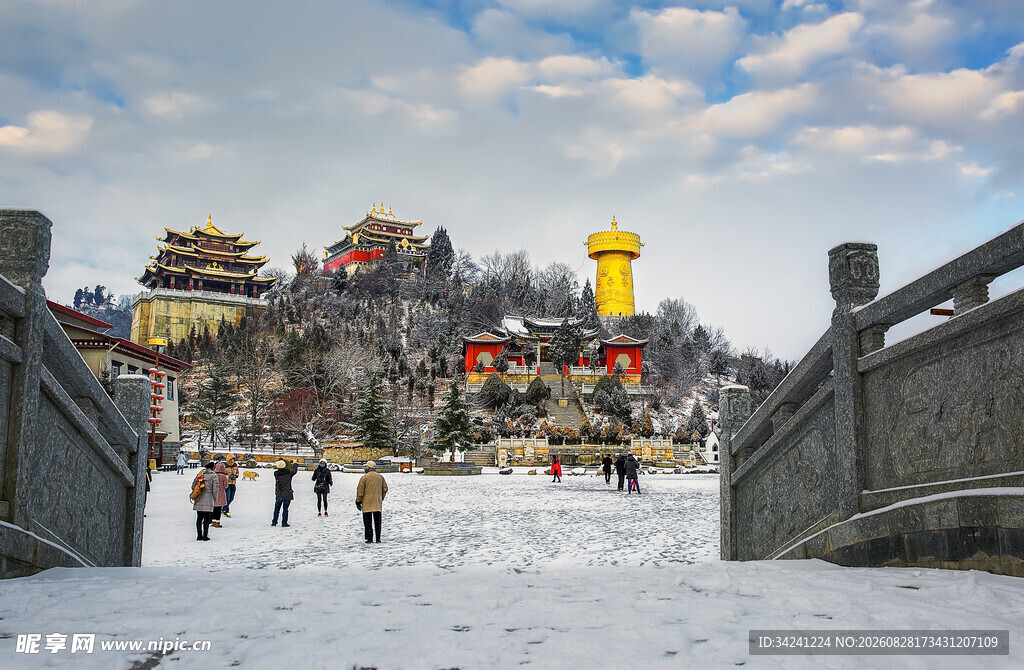雪后古景游人漫步