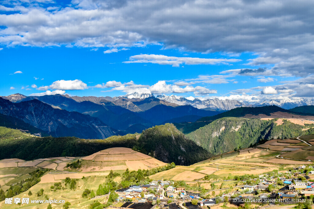 山间小镇美景