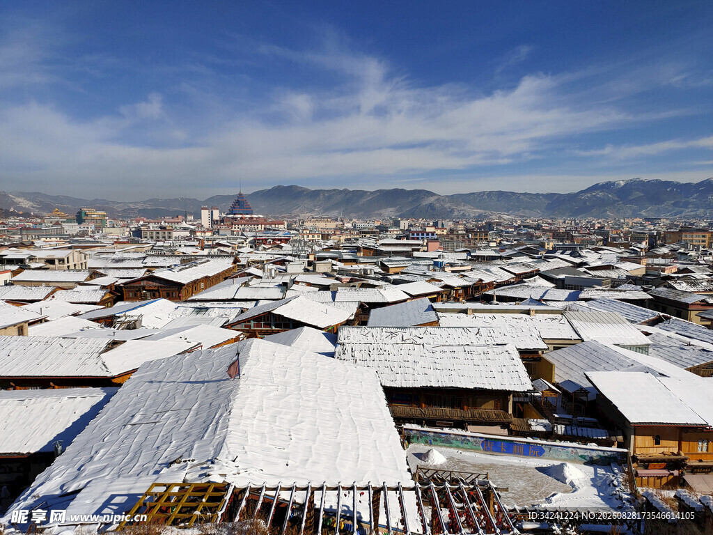 雪覆古城屋顶美景