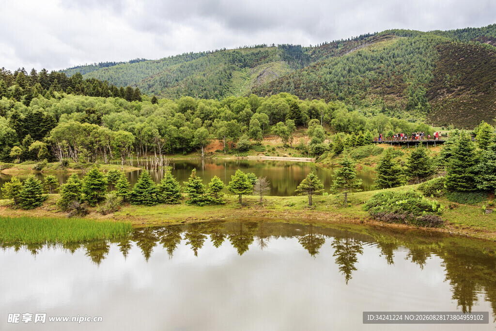 山间湖畔美景