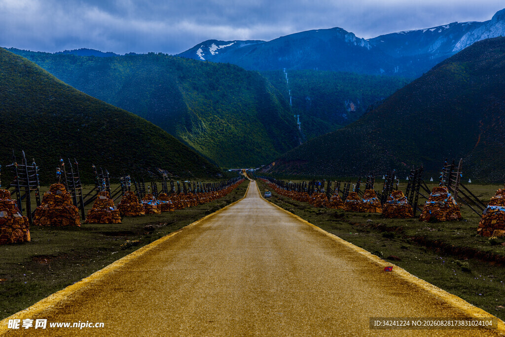 山间长路与经幡景观