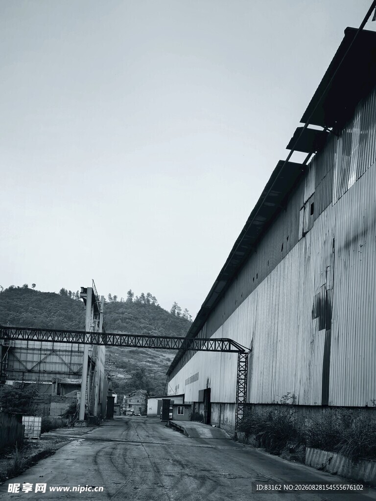 老旧工厂外的空旷道路