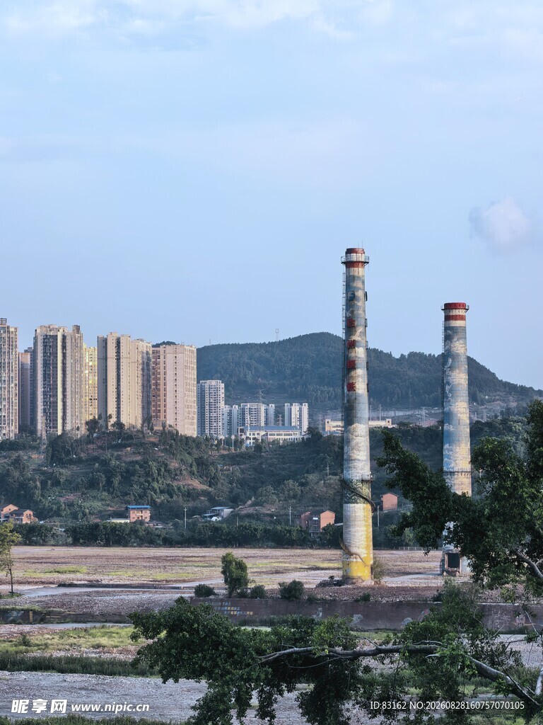 城市远景中的烟囱与建筑群