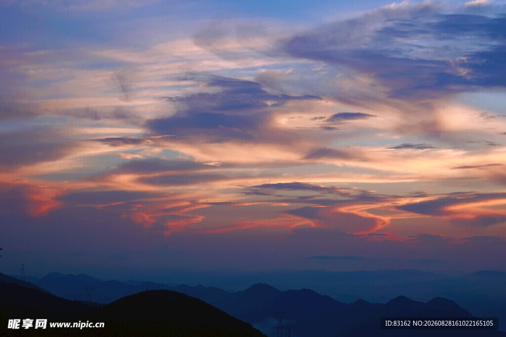 壮丽山间晚霞美景