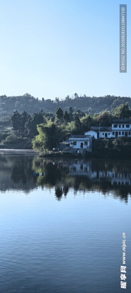 宁静湖畔风景