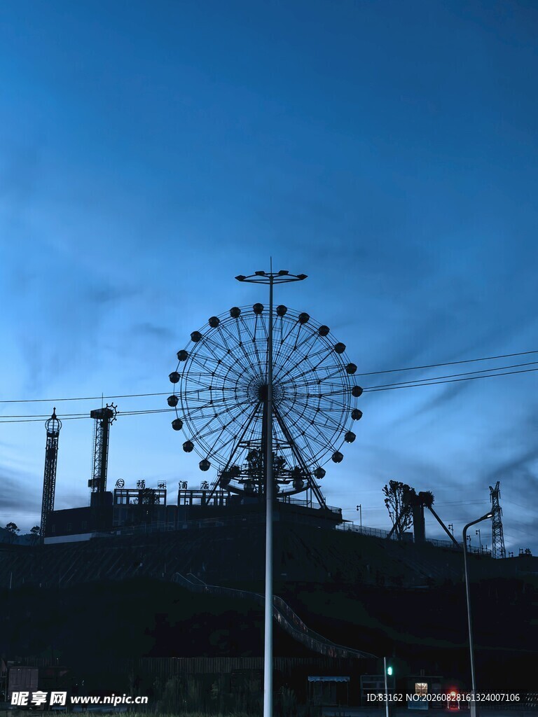 夜幕下的摩天轮景观