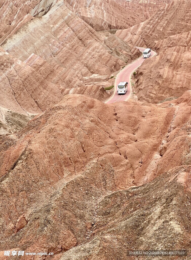 航拍红色山地中的车辆
