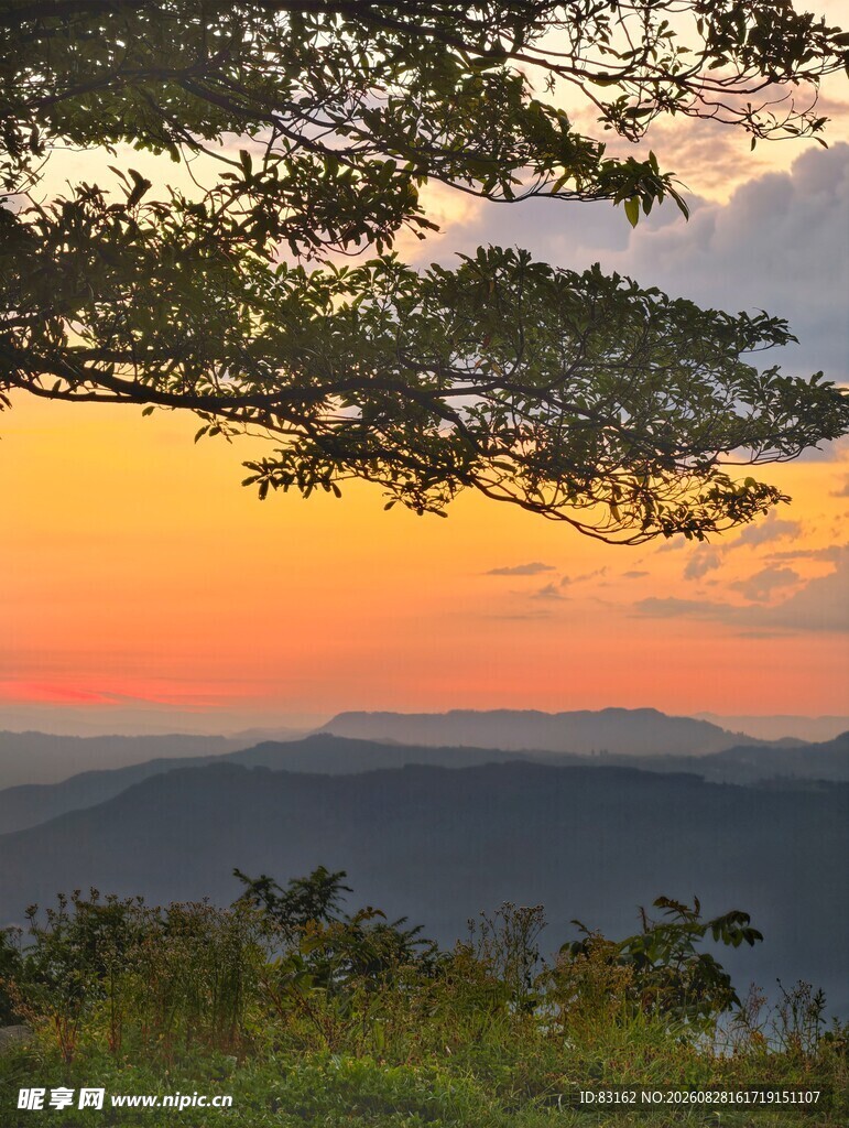 山间日落美景