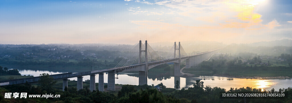 夕阳下的城市桥梁美景
