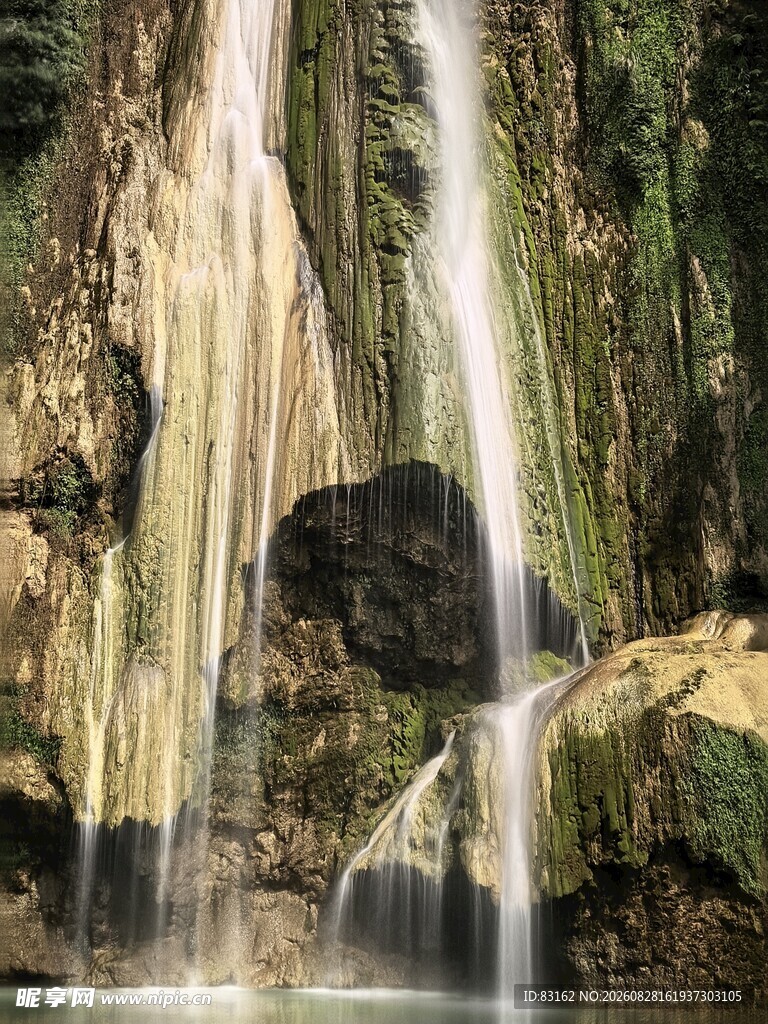 山间瀑布美景