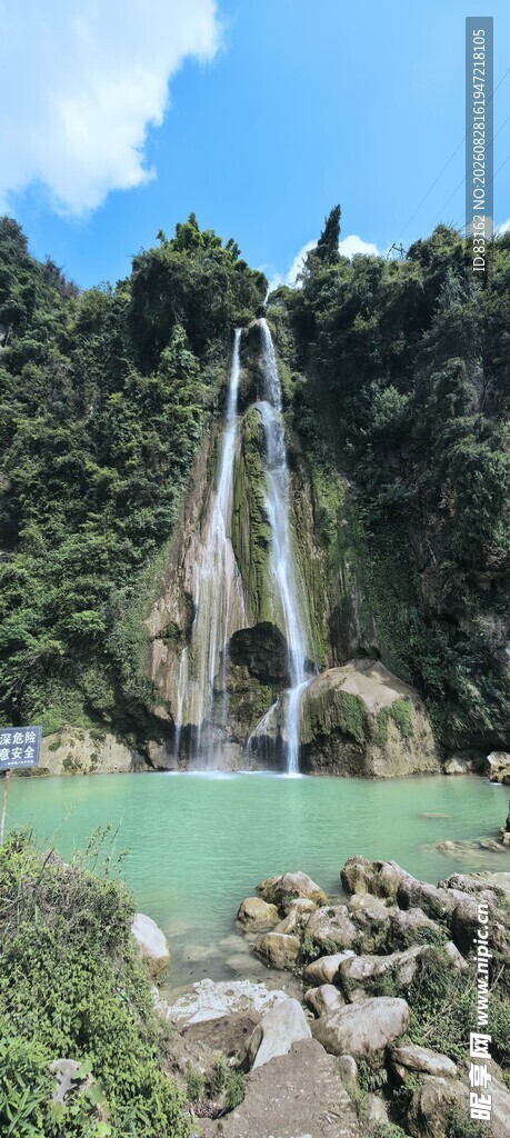 山间翠绿瀑布下的碧绿潭水