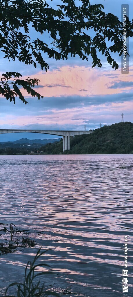 湖畔日落美景