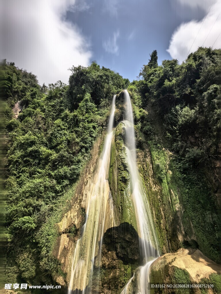 山间壮丽瀑布景观