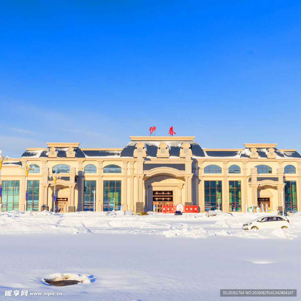 冬日雪景中的宏伟建筑