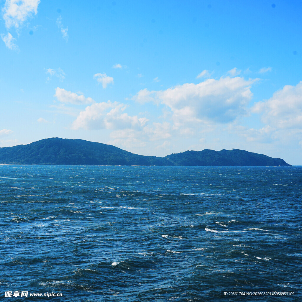辽阔海面与远处山峦
